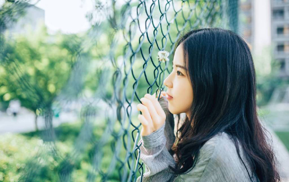 我愿意在父亲母亲丈夫的生命圆环里做最后离世的一个，如果我先去了，而将这份我已尝过的苦杯留给世上的父母，那么我是死不瞑目的，因为我已明白了爱，而我的爱有多深，我的牵挂和不舍便有多长。——三毛《梦里花落知多少》